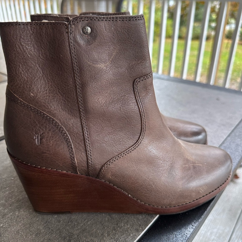 Frye Women’s Emma Leather Wedge Ankle Short Boots